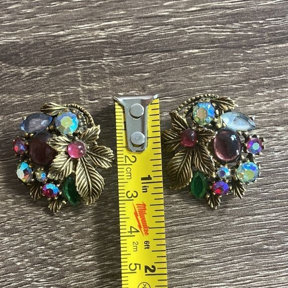 Vintage Gold Tone Un Signed Clip On Earrings - Picture 9 of 9